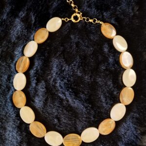 Colar curto de contas amendoadas na cor manteiga