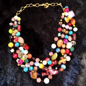 Colar curto multicolorido