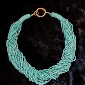 Colar curto de miçangas na cor tiffany