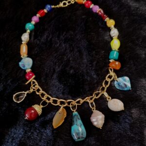 Colar curto multicolorido 7 pingentes
