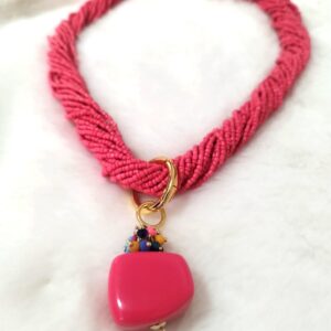 Colar de missangas torcido rosa
