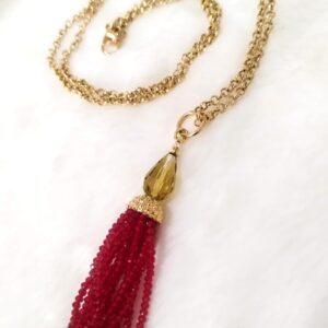 Corrente dourada extra longa com chuveirinho vermelho de cristais