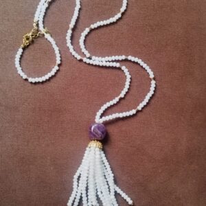 Colar longo minicristais brancos e pingente de pedra lilás