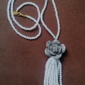 Colar extra longo de minicristais brancos e rosa cinza