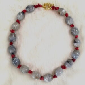 Colar curto de contas cinza e detalhes em pedra natural